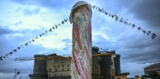 Pulcinella in piazza Municipio, lo scultore Molaro chiede il sequestro e la rimozione per plagio