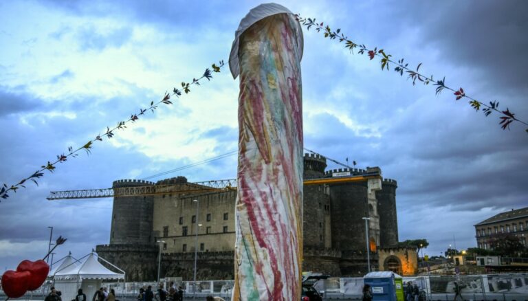 Pulcinella in piazza Municipio, lo scultore Molaro chiede il sequestro e la rimozione per plagio
