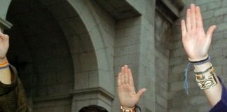 Svastica e scritta sulla lavagna: “Siamo e saremo fasci”. Il saluto romano in classe con la prof