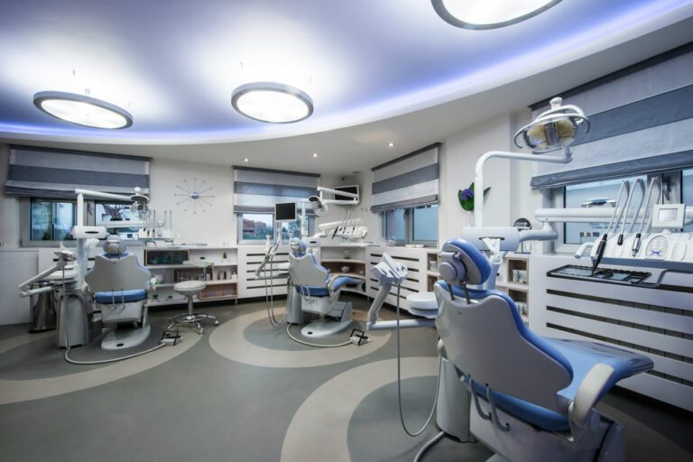Parodontite trattata con l’estrazione di 20 denti, l’esperto: “È una tortura, non una terapia”