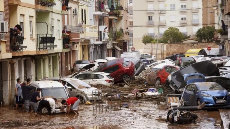 Nuove polemiche su presidente regione di Valencia: “Non ha dichiarato l’emergenza catastrofe”. Più di 200 morti accertati