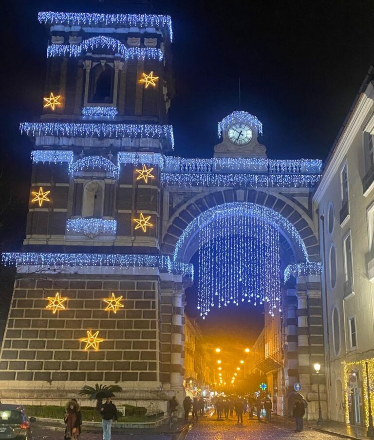 Aversa, la Soprintendenza: “Rimuovere luminarie da Arco Annunziata”. Si profila danno erariale per il dirigente Gangi o per la giunta, capolavoro di Oliva