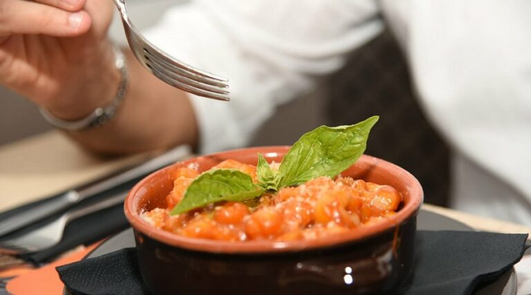 Tragedia a Roma, bambina di 9 anni mangia gli gnocchi al ristorante e muore