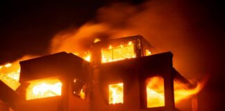 Los Angeles, la causa degli incendi è la rete elettrica, bruciata un’area pari a San Francisco. I morti salgono a 10