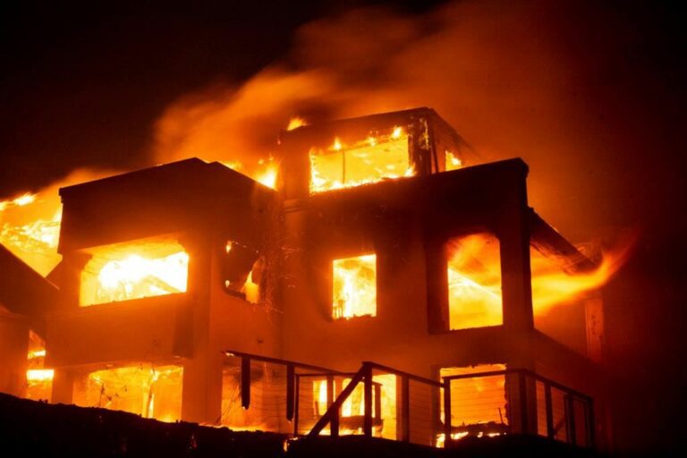 Los Angeles, la causa degli incendi è la rete elettrica, bruciata un’area pari a San Francisco. I morti salgono a 10