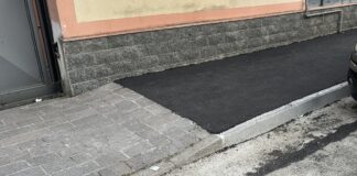 FOTOGALLERY Cesa, un obbrobrio i marciapiedi in asfalto di via Berlinguer