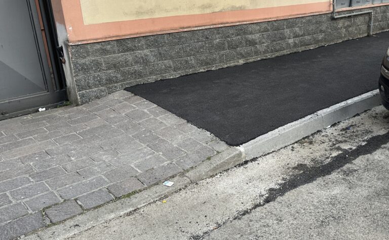 FOTOGALLERY Cesa, un obbrobrio i marciapiedi in asfalto di via Berlinguer