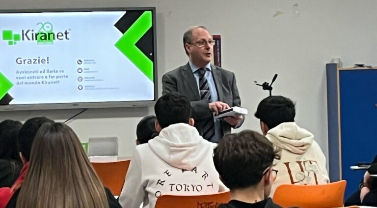 Aversa, ventennale di Kiranet: seminario al Liceo Fermi. Ecco il dispenser automatico gestire le terapie farmacologiche Fidray
