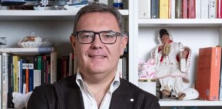 Cesa, il sindaco Guida regala le mimose alle dipendenti comunali per l’8 Marzo: un gesto nobile sulla scia di Bukowski