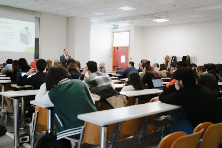 Il centro di ricerca Kiranet incontra gli studenti del SesaLab di Fisciano: la sanità del futuro passa attraverso tecnologia e digitalizzazione