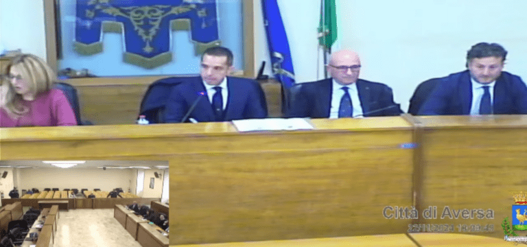 Aversa, dopo 19 ore passa il bilancio. Giglio fa “mea culpa”, Ferrara abbandona l’aula collocandosi fuori dalla maggioranza