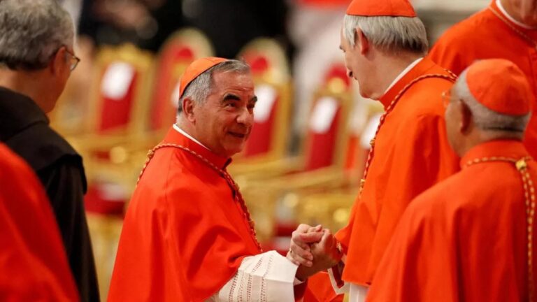 Il conclave comincia il 7 maggio, chiude la Cappella Sistina. Becciu verso un passo indietro