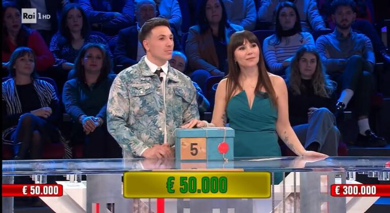 Orta di Atella, Tina Iovane e suo figlio vincono 50mila euro al gioco dei pacchi di “Affari Tuoi”
