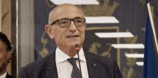 Aversa, il segretario generale De Chiara verso l’addio: consegnata a Matacena la risoluzione del contratto. Scontro su proroga servizio mensa scolastica