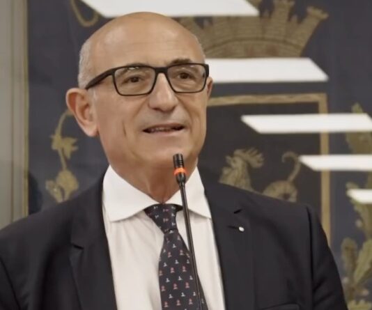 Forza Aversa diserta l’assise, Matacena azzera la giunta e ipotizza “altri passi”: non si esclude una nuova maggioranza