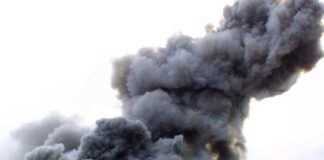 VIDEO Enorme nube tossica a Caivano, incendio in azienda di prodotti chimici: si teme disastro ambientale