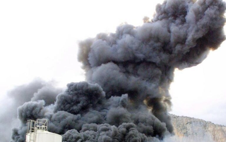 VIDEO Enorme nube tossica a Caivano, incendio in azienda di prodotti chimici: si teme disastro ambientale