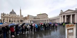 Addio a Papa Francesco, migliaia di persone in fila. Ai funerali saranno presenti 130 delegazioni