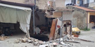 FOTO Crollo in via Migliaccio, si apre una mega voragine sotto un immobile: sgomberate due famiglie