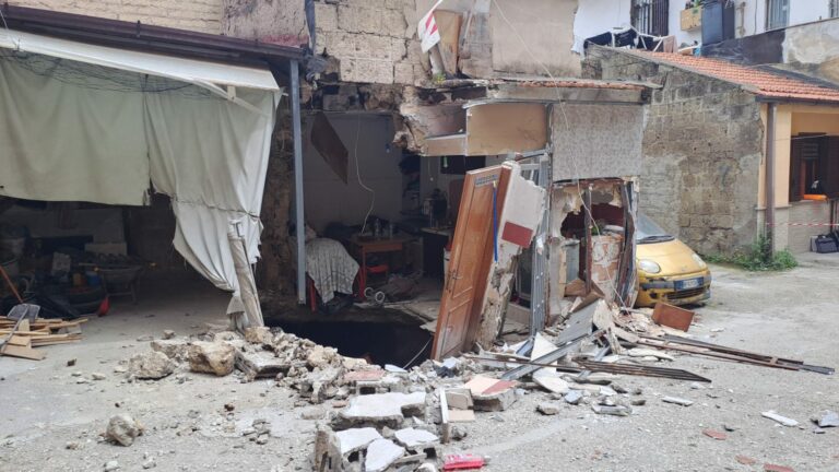 FOTO Crollo in via Migliaccio, si apre una mega voragine sotto un immobile: sgomberate due famiglie