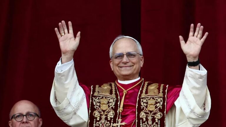 Il nuovo Papa è lo statunitense Francis Prevost, ha scelto il nome di Leone XIV: “Grazie a Francesco costruiamo ponti”