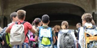 Cesa, bambini delle elementari a scuola con le magliette elettorali di Guida. La consigliera Guarino: “Spettacolo per la pace”. Parola agli organi competenti