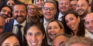 FOTO Violenza contro le donne, Schlein in un selfie con il sindaco Pd di Cesa Guida condannato per stalking ai danni dell’ex moglie