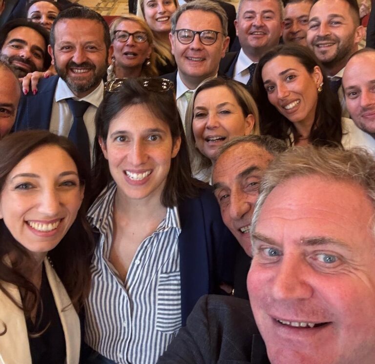 FOTO Violenza contro le donne, Schlein in un selfie con il sindaco Pd di Cesa Guida condannato per stalking ai danni dell’ex moglie