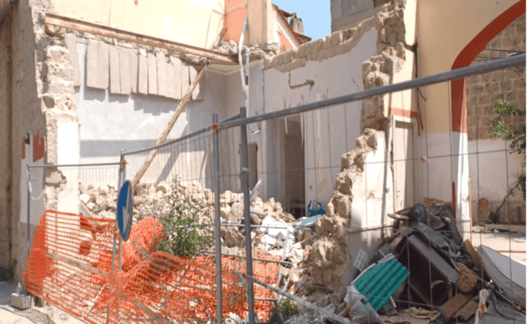 FOTO Orta di Atella, via Diaz nel degrado: esposto al prefetto. Restano i sospetti sull’appalto da 52mila euro a una ditta appena nata
