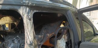 FOTO ESCLUSIVE Orta di Atella, incendiata l’auto di Mimmo Lettieri. Forse legame con spari contro lo studio degli avvocati Arena: “Piena fiducia nella magistratura”