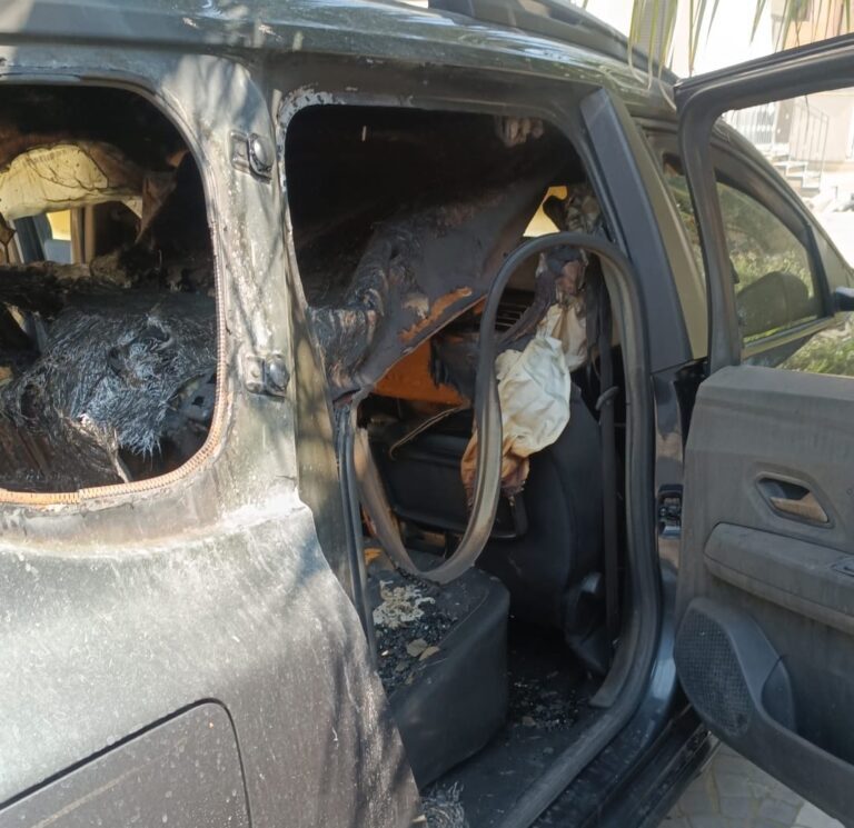 FOTO ESCLUSIVE Orta di Atella, incendiata l’auto di Mimmo Lettieri. Forse legame con spari contro lo studio degli avvocati Arena: “Piena fiducia nella magistratura”