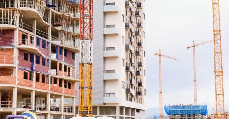 Cesa, la compravendita delle nuove abitazioni monopolio di una sola agenzia immobiliare: affari d’oro per pochi intimi