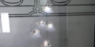 FOTO ESCLUSIVE Orta di Atella, lo studio legale dei fratelli Arena crivellato di colpi. I tre avvocati: “Non ci facciamo intimidire”