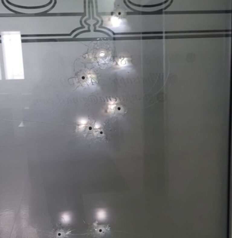 FOTO ESCLUSIVE Orta di Atella, lo studio legale dei fratelli Arena crivellato di colpi. I tre avvocati: “Non ci facciamo intimidire”