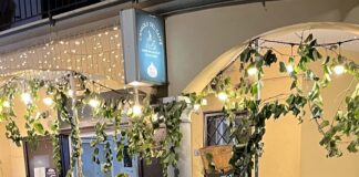 FOTO Cesa, marciapiede del bar del parente del sindaco Guida realizzato senza appalto dei lavori: un reato pagare la ditta