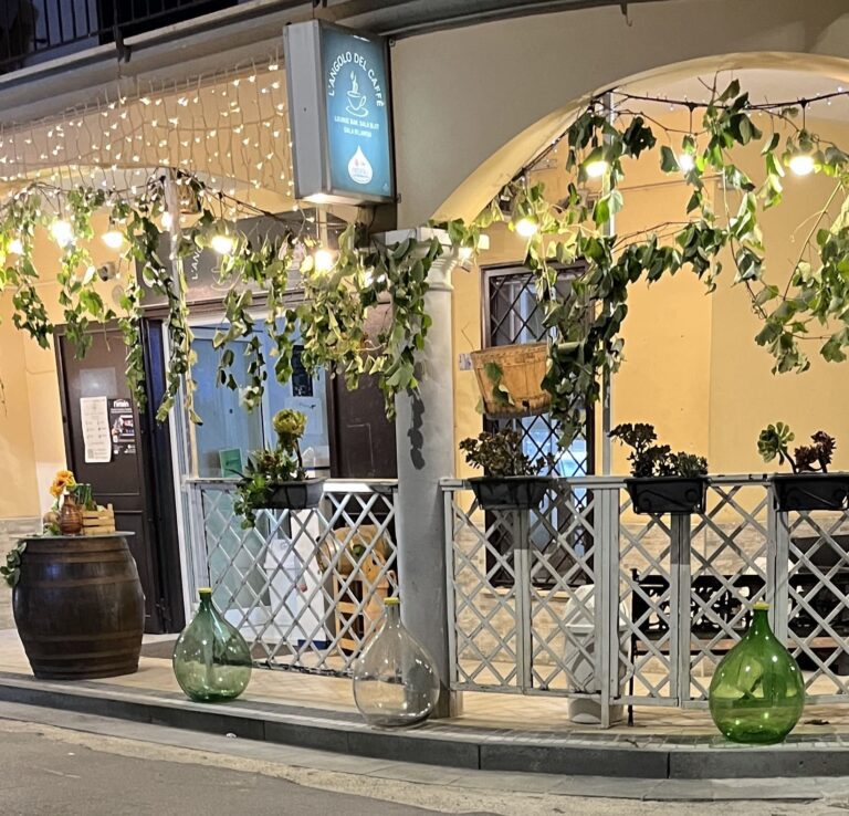 FOTO Cesa, marciapiede del bar del parente del sindaco Guida realizzato senza appalto dei lavori: un reato pagare la ditta