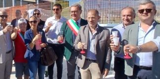 ATTI E FOTO Cesa, le verità nascoste su via Berlinguer: incarico di 40mila euro al parente dell’assessore Turco e indecenti marciapiedi in asfalto