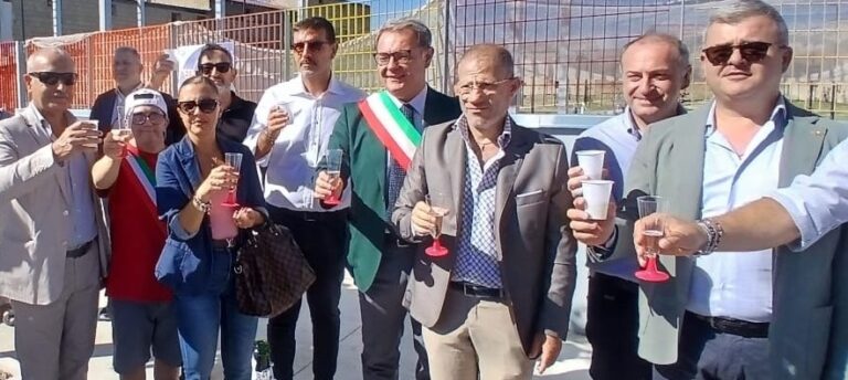 ATTI E FOTO Cesa, le verità nascoste su via Berlinguer: incarico di 40mila euro al parente dell’assessore Turco e indecenti marciapiedi in asfalto