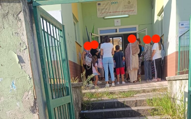 FOTO Bonifica provinciale Orta-Marcianise grazie a De Rosa. Al plesso di Casapozzano bambini delle elementari accolti tra le erbacce