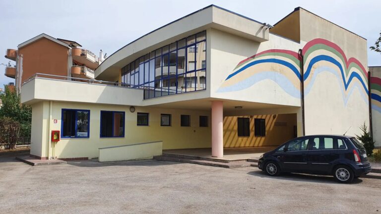 Aversa, la scuola Cimarosa resta chiusa. Baldascino, De Michele e Girone: “Ennesima conferma di incapacità amministrativa”