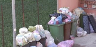 FOTO Orta di Atella, strade invase dai rifiuti: solito scaricabarile di Santillo e Pellino. Gravi disagi in tutta la città