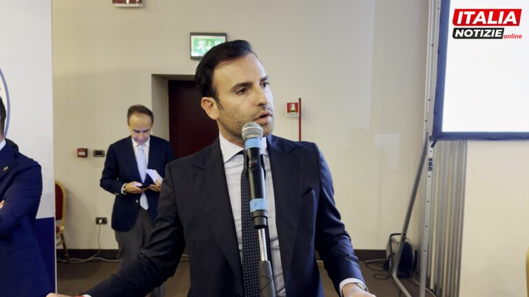 VIDEO De Cristofaro strappa appaluisi alla convention di Fi a Caserta: “Sviluppo locale e filiera istituzionale per dare risposte immediate al territorio”