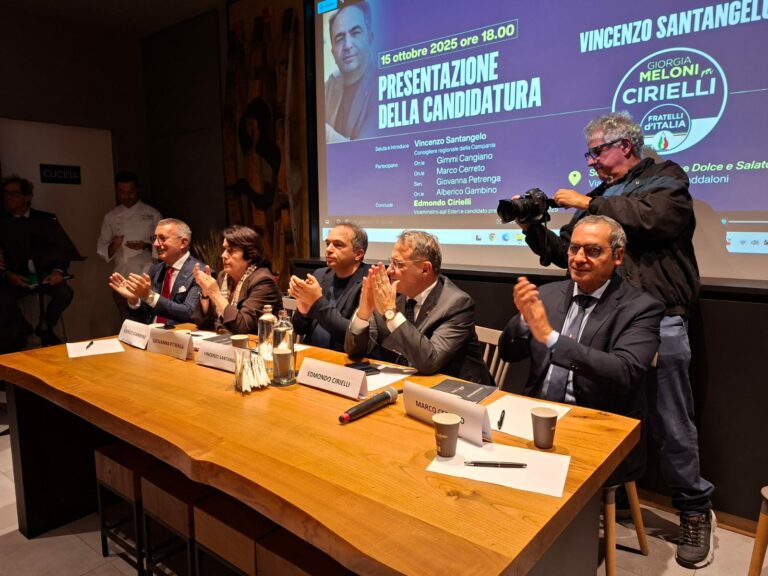 VIDEO Convention a Maddaloni, la carica dei 700 per la candidatura di Santangelo con Fdi: “Finita la stagione del civismo”. L’endorsement di Cirielli