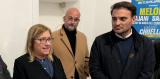 VIDEO Villa Literno, Cangiano e Frassinetti inaugurano la sezione di Fdi intitolata ad Arturo Serino. Il leader provinciale: “Una guida morale”
