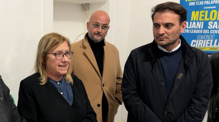 VIDEO Villa Literno, Cangiano e Frassinetti inaugurano la sezione di Fdi intitolata ad Arturo Serino. Il leader provinciale: “Una guida morale”