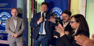 VIDEO Regionali, De Rosa inaugura il comitato elettorale ad Orta di Atella: “Qui mi sento a casa”. Poi l’affondo contro il centrodestra: “Un’accozzaglia pericolosa”