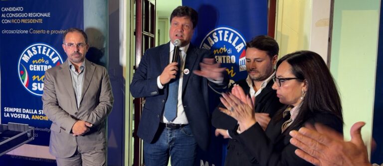 VIDEO Regionali, De Rosa inaugura il comitato elettorale ad Orta di Atella: “Qui mi sento a casa”. Poi l’affondo contro il centrodestra: “Un’accozzaglia pericolosa”