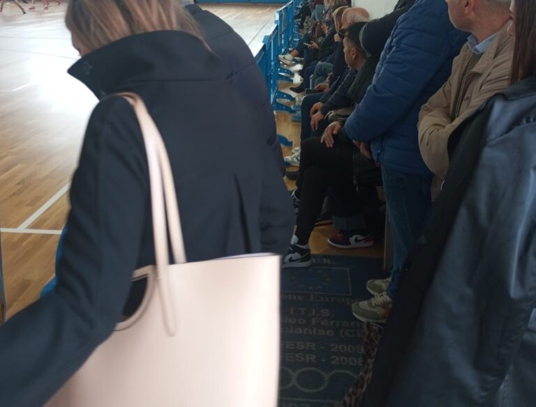 FOTO Marcianise, palestra per il basket inadeguata. Cibelli (M5S): “L’assessore allo Sport dovrebbe vergognarsi”