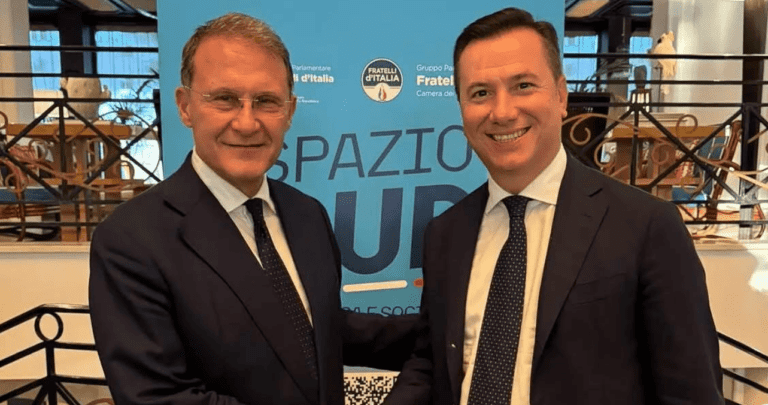 VIDEO Regionali, Roma fa il pienone al Cimarosa di Aversa: “Verso la vittoria”. Cirielli: “De Luca non ha messo un euro su Terra fuochi”