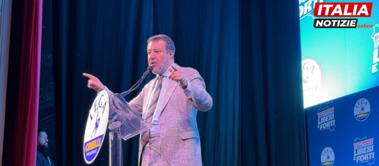 VIDEO Salvini accolto da 1.500 persone a Capua: “Fico un incompetente, lo dice anche De Luca”. Zinzi: “Matteo è amico della Campania”